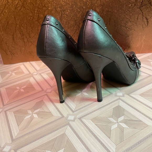 Spring heels - Picture 3 of 3